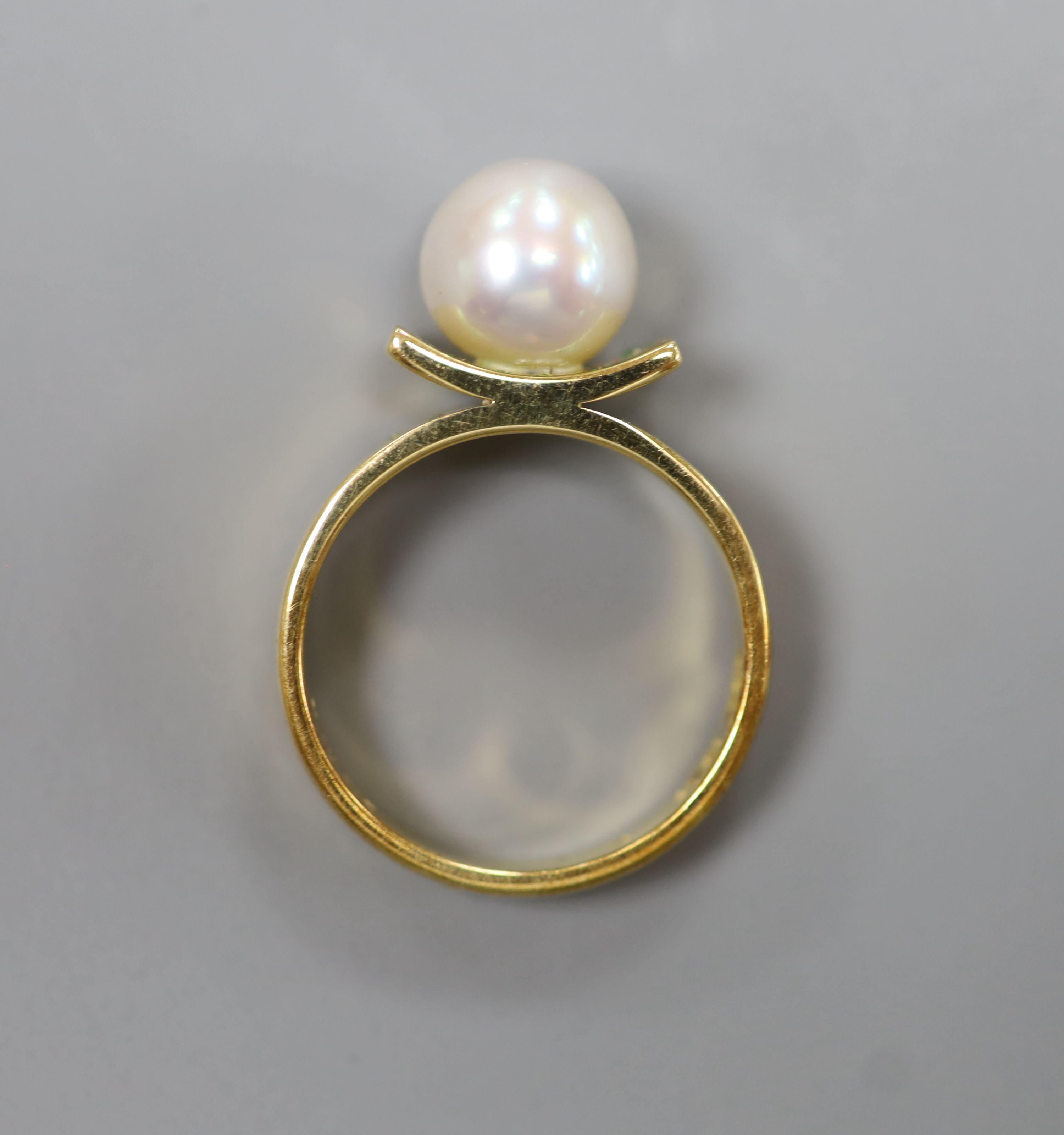 A modern 18ct and cultured pearl set dress ring, size M/N